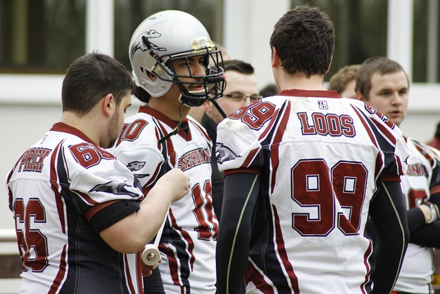 巴萨新球衣还未到货，球员只能先拍照后PS新球衣上去.